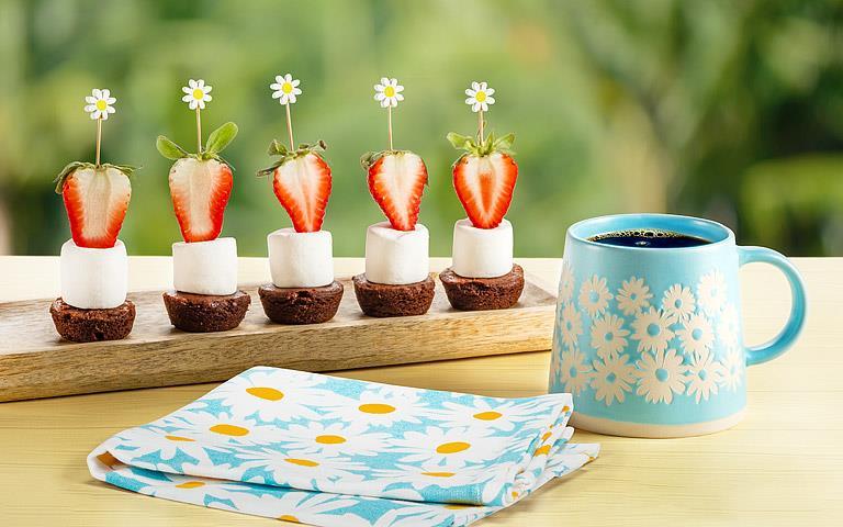 Wide Base Mug with Daisies